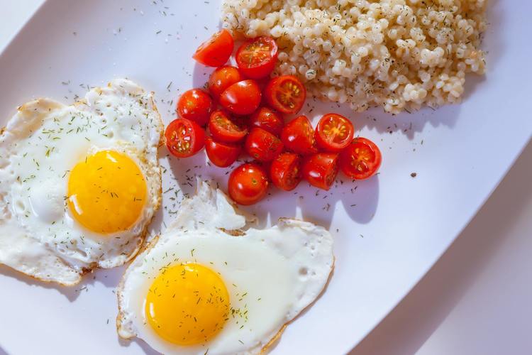Couscous with Sunny Side Eggs and Sliced Cherry Tomatoes - Couscous Recipe
